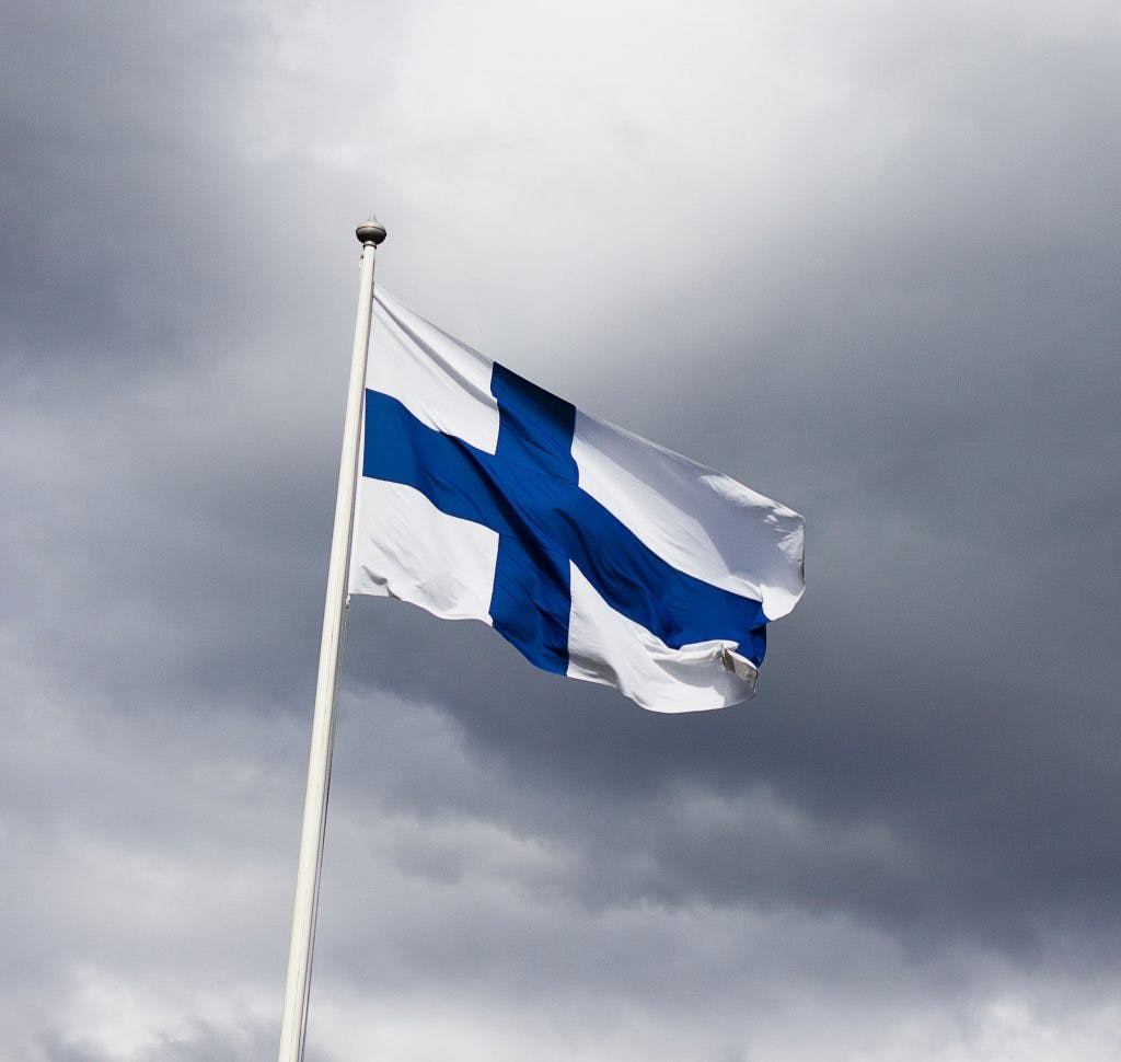 Finsk flagga med mörka moln bakom