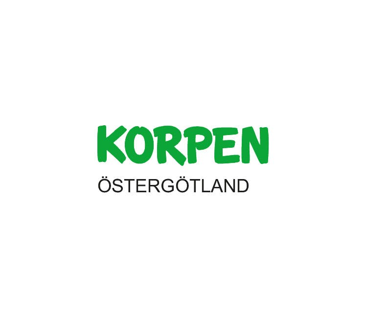 Texten Korpen i grönt och Östergötland i svart under.