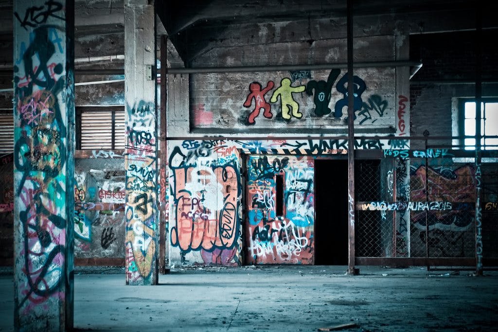 En vägg med graffiti